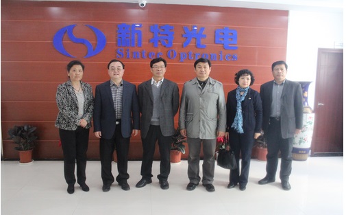武漢市政協(xié)副主席黃衛(wèi)國(guó)調(diào)研新特光電
