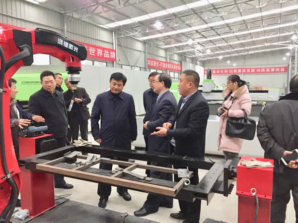 武漢市委常委、市紀委書記張曙考察新特光電