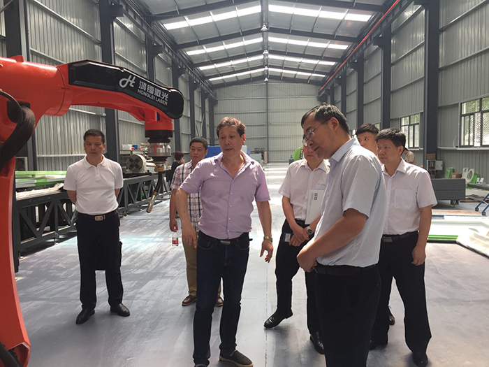 大冶市委常委、組織部長秦遵懷同志一行蒞臨新特光電考察