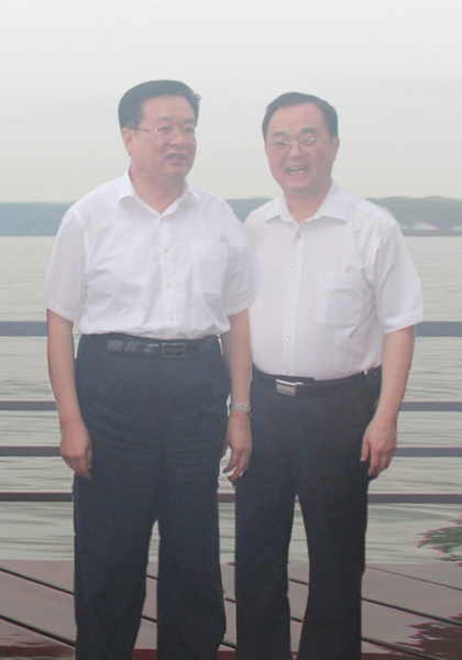 山東聊城組織部副部長譚學(xué)國一行訪問新特光電，并受到王國生省長接見