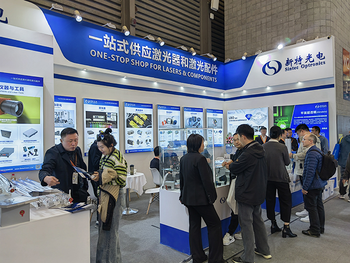 新特光電工作人員態(tài)度熱情、專業(yè)、耐心地向觀眾們講解產(chǎn)品的性能參數(shù)