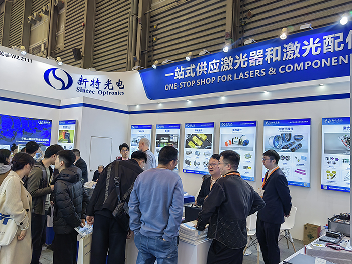 新特光電工作人員態(tài)度熱情、專業(yè)、耐心地向觀眾們講解產(chǎn)品的性能參數(shù)